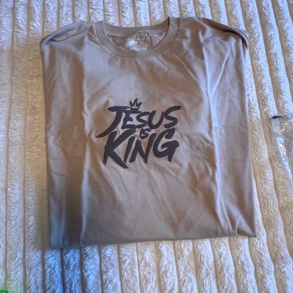 Glo Jesus is King T-Shirt - Picture 1 of 3